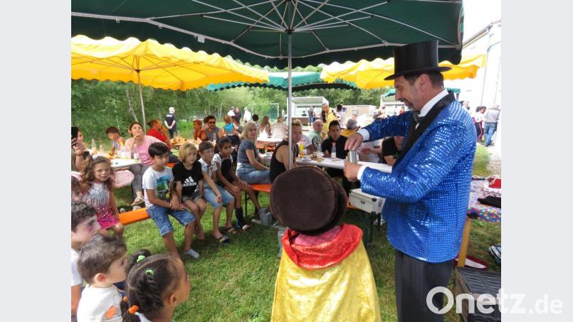 Im Asylbewerberwohnheim Tirschenreuth wurde 15. Geburtstag der Einrichtung gefeiert. Zauberer Franz aus Waldsassen war auch dabei. Bild: ubb