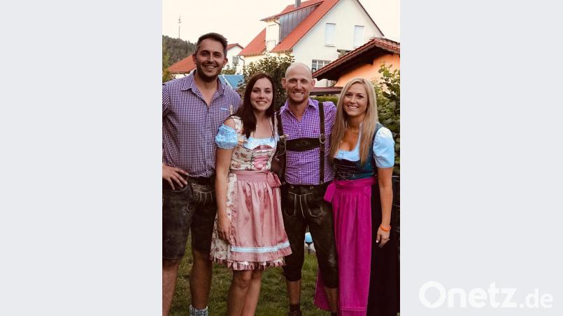 Besuch bei seiner Lebensretterin: Sabrina Rohrwild (Zweite von links) und ihr Lebensgefährte Florian Plail (links) organisierten für Alex und Jamie Talbott (Mitte) ein Grillfest. Die amerikanischen Freunde haben sich dafür gleich mit Dirndl und Lederhose eingekleidet. Bild: exb