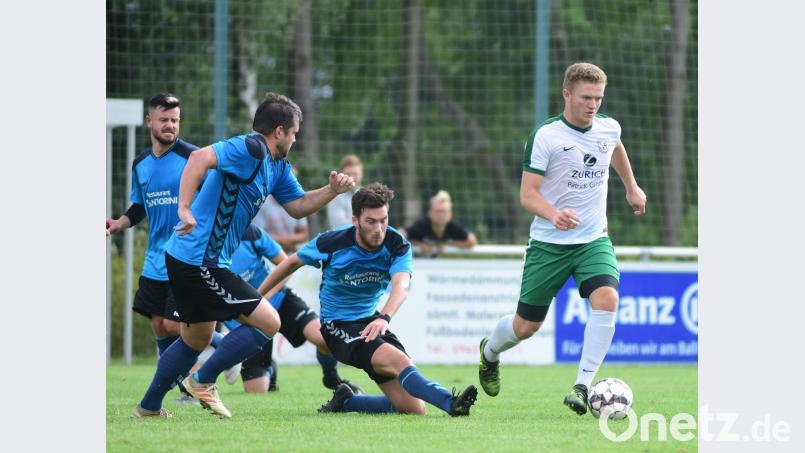 Der FC Tirschenreuth unterlag dem VfR Katschenreuth mit 0:2. Hier setzt sich Gästespieler Lukas Beszczynski (rechts) gegen die drei FC-Akteure Manuel Zeitler, Alexander Bauer und Marco Wölfl (von links) durch. Bild: Schrems