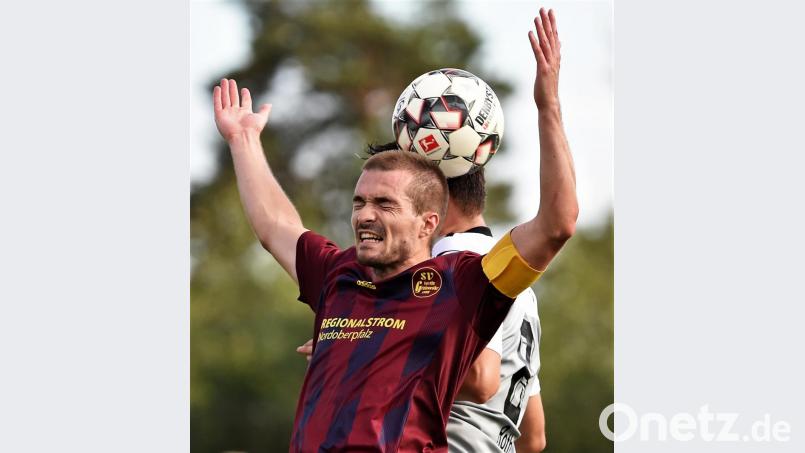 Grafenwöhrs Johannes Renner (vorne im Kopfballduell mit Johannes Roth vom ASV Neumarkt) war der Matchwinner für die SV Grafenwöhr: Der Kapitän markierte Mitte der zweiten Halbzeit den Siegtreffer zum 2:1. Bild: btg
