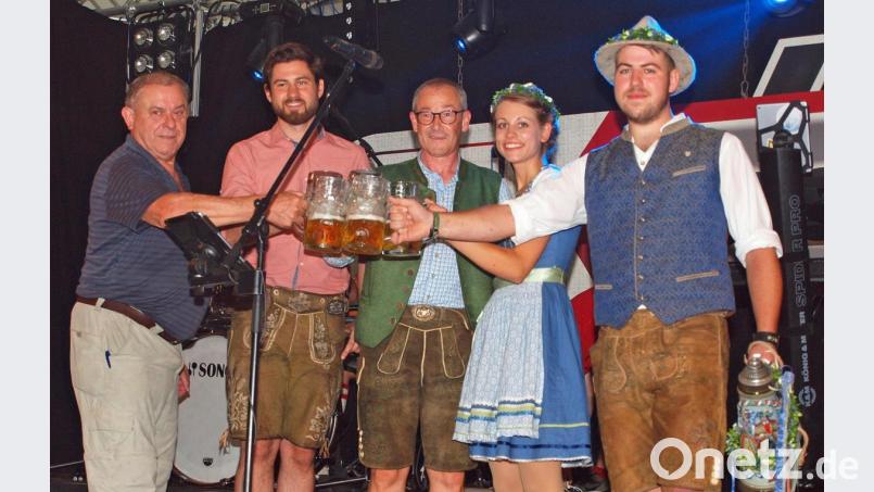 Bürgermeister Erwin Geitner (Mitte) stieß Festwirt Erhard Richthammer, Jung-Brauereichef Maximilian Winkler und dem Oberkirwapaar von 2018, Jana Rogenhofer und Johannes Haas (von links), „auf a super guade Kirwa“ an. Bild: sön