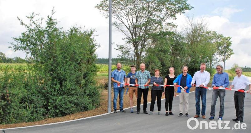 Das Baugebiet Aschach-Ost ist freigegeben. Von links: Bauleiter Michael Speckner, Jonathan Weiher (Firma Englhard), Andreas Bodensteiner (Gemeinde Freudenberg), Martina Dietrich, Anna-Lena Bodendörfer und Stephan Dietrich (Büro Stadt und Raum Amberg), Bürgermeister Alwin Märkl, Wolfgang Birke (Firma Englhard) und Rainer Rubenbauer (Ingenieur-Büro UTA ). Bild: sche