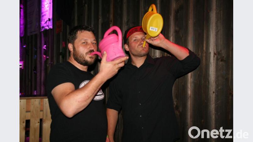 Das Trinken aus der Gießkanne gehörte zur „Summer Madness“-Premiere. Bild: fpoz