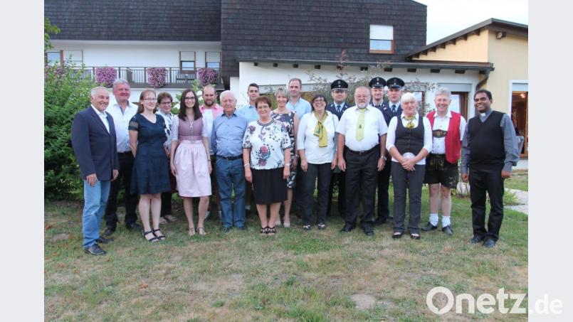 Alois Hartwig (Siebter von links) freut sich über die vielen guten Wünsche zum 80. Geburtstag. Bild: pi