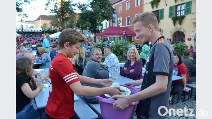 Der SpVgg-Nachwuchs hilft fleißig beim Abräumen. Bild: dob