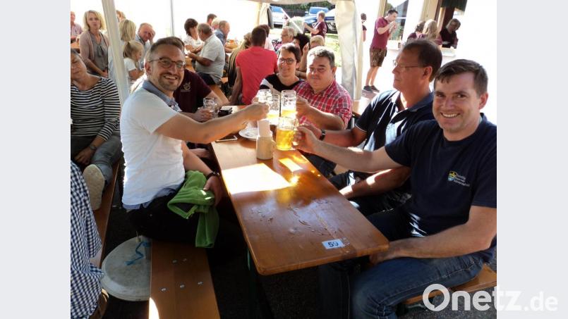 Ein Prosit in gemütlicher Runde darf nicht fehlen. Bild: ksi