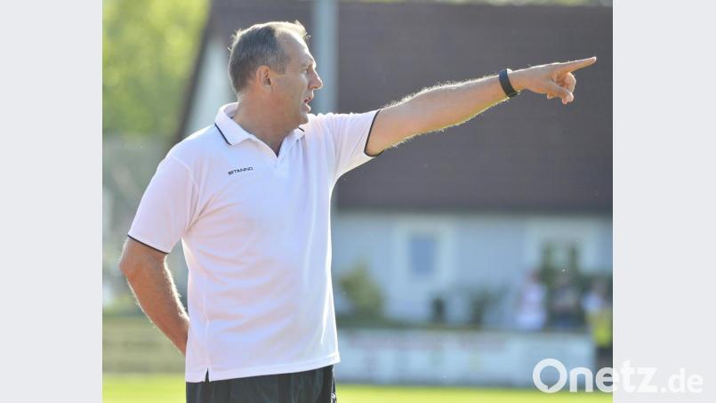 Trainer Karl-Heinz Wagner zeigt die Richtung an. Für den FC Amberg geht es nach oben auf Platz vier der Bezirksliga Nord. Bild: Hubert Ziegler