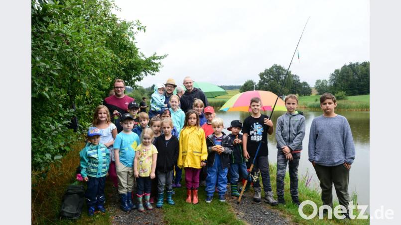 Die Buben und Mädchen bewiesen beim Schnupperangeln Geduld. Bild: bey