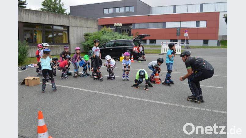 Martin Fenzl führt den Kindern vor, wie man in der Hocke fährt Bild: fz