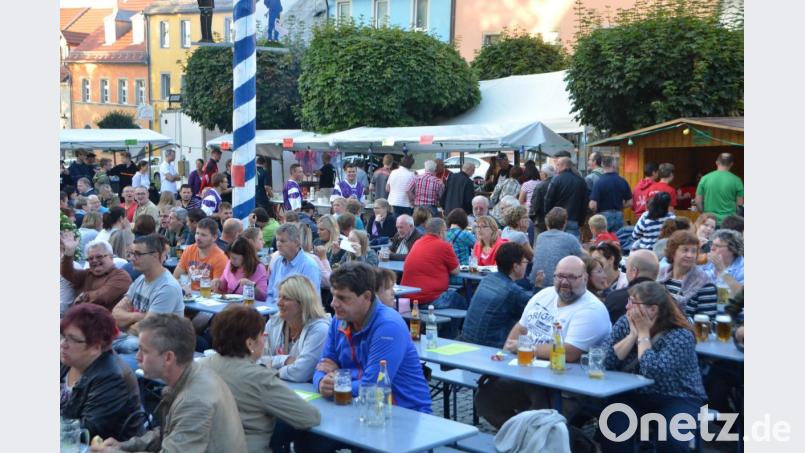 Eine Stadt blüht auf. Es ist das Fest aller Feste, das die Menschen vor das Rathaus lockt. Bild: dob