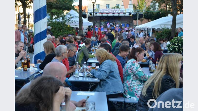 Eine Stadt blüht auf. Es ist das Fest aller Feste, das die Menschen vor das Rathaus lockt. Bild: dob