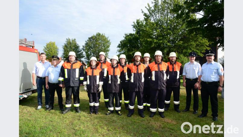 Bürgermeister Rainer Rewitzer, Kreisbrandmeister Martin Weig (von links) sowie Kreisbrandmeister Matthias Schmidt und Sven Riedl von der Feuerwehr Pleystein als weitere Schiedsrichter freuen sich über die erfolgreiche Leistungprüfung &quot;Löschen&quot; der Miesbrunner Feuerwehr. Bild: bey