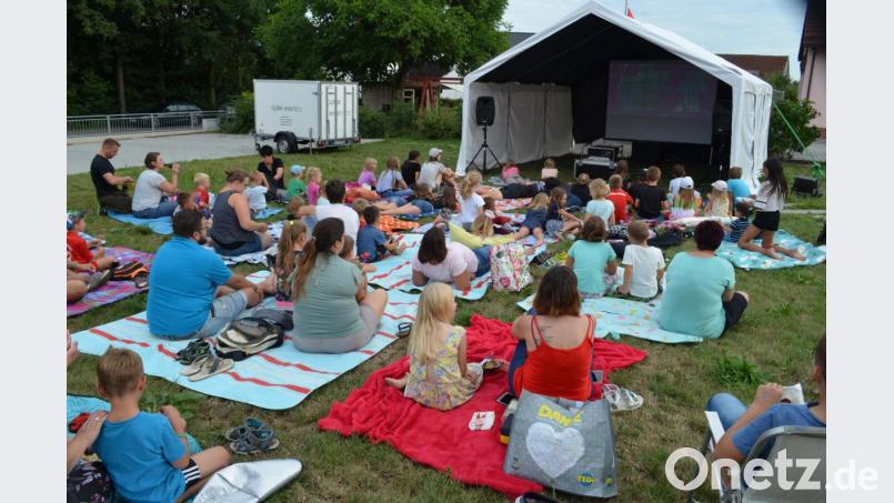 Popcorn holen, Decke ausbreiten und sich dann gemütlich einrichten für den ersten Bechtsriether Kinoabend unter freiem Himmel. Nicht nur die Kinder, auch die Eltern haben Spaß beim Open-Air-Kino. Bild: fz