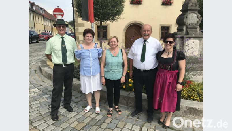 Unser Bild zeigt die erfolgreichen Schützen: Waltraud Hörl (Mitte), Monika Wessels (Zweite von links) und Rudi Rauch (Zweiter von rechts). Zu den Erfolgen gratulieren Schützenmeister Bernhard Ott (links) und Sportleiterin Verena Schuller (rechts). Bild: mor