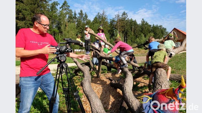 Tom Faupel, Inhaber von 24pFilm, hat den Imagefilm des Waldkindergartens erstellt. Hier kommen die Kinder zu Wort: Sie erzählen, warum sie ihren Räuberwald lieben. Bild: tat