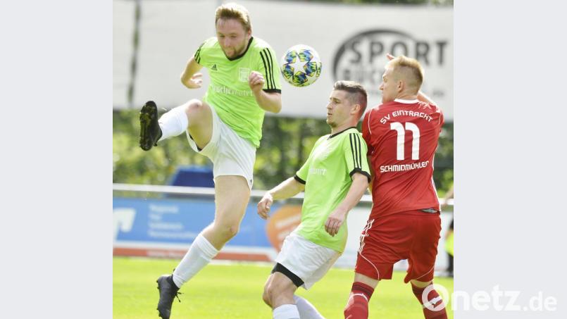 Der Schmidmühlener Tobias Eichenseer (rechts) hat bei diesem Duell mit zwei Riedenern keine Chance an den Ball zu kommen. Bild: Hubert Ziegler