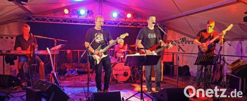 Seit 32 Jahren steigt "Wyatt Earp" auf die Bühne. Mit der Musikauswahl begeistert die Flossenbürger Band auch am Kirchweihsamstag. Bild: nm