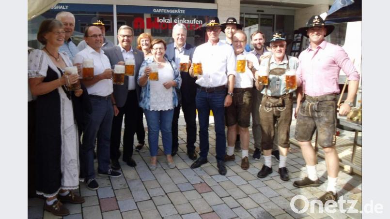 Zahlreiche lokale Prominenz kam zur Eröffnung des 45. Marktplatzfestes und stieß mit LTC Timothy Wright (rechts) auf das Gelingen des Festes an: Landrat Richard Reisinger (Siebter von links), Ex-MdL Reinhold Strobl (Zweiter von links), Bezirksrat Martin Preuß (Fünfter von links), Bürgermeister Hermann Falk (Sechster von rechts), Zweiter Bürgermeister Josef Birner (Dritter von links), Musikzug-Vorsitzender Maximilian Stein (Fünfter von rechts), sein Stellvertreter Thomas Stark (Dritter von rechts), NBMB-Kreisvorsitzender Werner Stein (Vieter von links), Brauerei-Chef Franz Dorfner (Zweiter von rechts) und die Stadtratsmitglieder Hans-Jürgen Schönberger (Vierter von rechts), Bärbel Birner (Siebte von links), Kerstin Ackermann (Sechste von links) und Johanna Erras-Dorfner (links.). Bild: u
