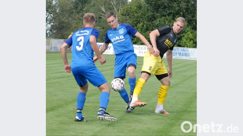 Für den SV Poppenreuth reichte es gegen den SV Bavaria Waischenfeld nur zu einem 1:1. Hier hat Petr Holub (rechts) gegen die Gästespieler Daniel Reh und Tobias Rost (Nummer 3) das Nachsehen. Bild: gb
