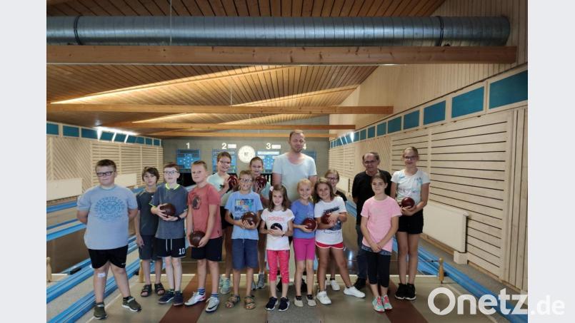 Nach den ersten Schüben stellen sich die Kinder und Jugendlichen zu einem Erinnerungsfoto mit Abteilungsleiter Stefan Ostler (hinten Mitte) und Uli Künzel (hinten, Zweiter von rechts) auf. Bild: ksi
