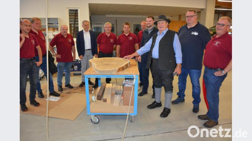 Die Führungsdienstgrade des Kreisfeuerwehrverbandes Tirschenreuth besichtigten die Schreinerei Weiß im Industriegebiet Birkigt. Seniorchef Otto Weiß (Dritter von rechts), selber jahrzehntelang aktiver Feuerwehrmann, führte durch den Betrieb und erläuterte die einzelnen Maschinen. Hier zeigt er gerade eine künftige Tischplatte aus Eiche. Mit dabei Kreisbrandrat Andreas Wührl (Dritter von links) und Bürgermeister Roland Grillmeier (Vierter von links). Bild: jr