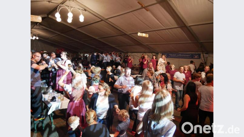 Das Festzelt kochte - nicht nur am Samstagabend. Die Partyband &quot;Die Ochsen&quot; sowie vor allem die Patenwehr aus Nabburg verstanden es perfekt, die Gäste in Stimmung zu bringen. Bild: flm