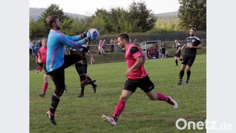 Der TSV Friedenfels besiegte den ASV Waldsassen mit 3:2. Hier fängt TSV-Torwart Stefan Schultes den Ball vor Timo Weigelt ab. Bild: heh