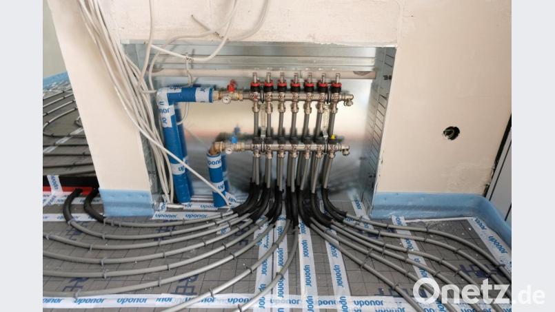 Leitungen einer Fußbodenheizung in einem Rohbau: Heizungsechniker sind in Deutschland sehr begehrt. Bild: Sebastian Willnow