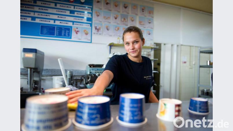 Ferienjob in der Eisdiele: Auch eine Möglichkeit, sich etwas zum Taschengeld dazuzuverdienen. Symbolbild: Bernd von Jutrczenka/dpa