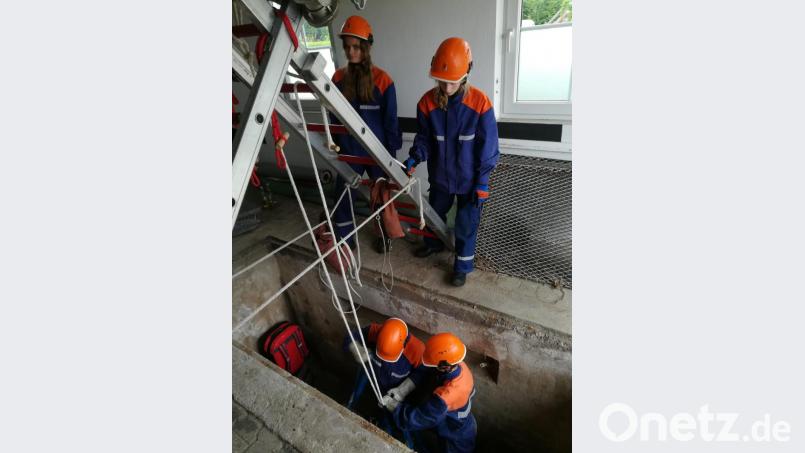 Einen abgestürzten Verletzten aus einer Montagegrube zu befreien gestaltet sich schwierig. Mit einem ausgeklügelten Plan, schafften die Nachwuchskräfte der Feuerwehr Oberlind auch diese Aufgabe. Bild: dob