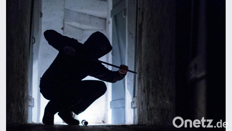 Zwei Einbruchsversuche (Symbolbild) meldet der Polizeibericht vom Wochenende - einen in Kümmersbruck, einen in Vilseck. Bild: Silas Stein / dpa