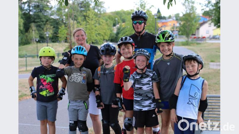 Bei blauem Himmel und strahlendem Sonnenschein starteten sieben Kinder auf ihren Inlineskates am Reuther Bahnhof zur Ferienprogramm-Ausfahrt nach Erbendorf. Bild: Andreas Heinz/exb