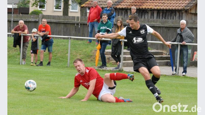Das Derby zwischen der SG SV Mitterteich II/SV Steinmühle I (links Sebastian Käs) und dem TSV Konnersreuth (rechts Wolfgang Pötzl) war eine klare Angelegenheit. Mit 3:0 entführten die Gäste völlig verdient die Punkte aus Mitterteich. Bild: gb