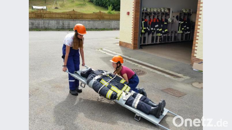 Geschafft - der "Verletzte" ist auf sicherem Boden. Bild: dob