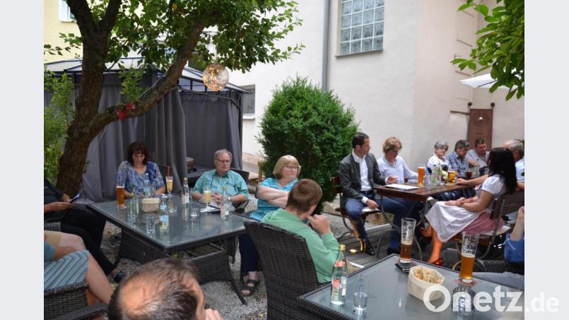 CSU-Mitglieder diskutieren mit MdB Albert Rupprecht über lokale Probleme. Bild: gi