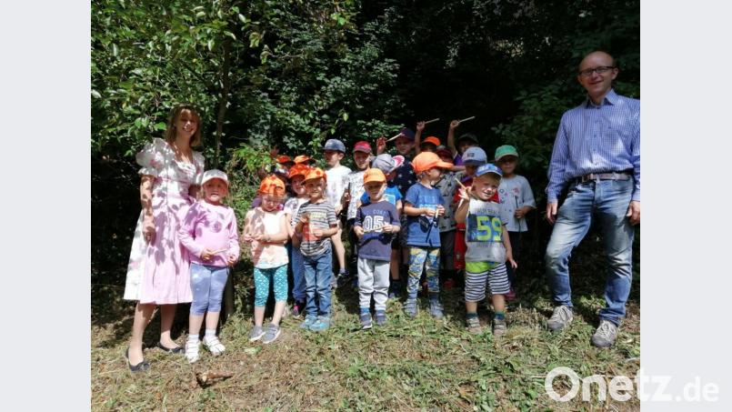 Mit Ramona Rieger (links) und Andreas Träger (rechts) gehen die Buben und Mädchen des Kindergartens auf märchenhafte Entdeckungsreise. Bild: Kerstin Sonnek-Rauh