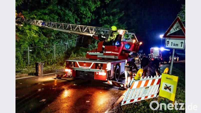 Feuerwehrleute sind im Einsatz am Rande des Taubertal-Festivals an der Grenze zwischen Bayern und Baden-Württemberg. Bild: Stefan Kleeberger