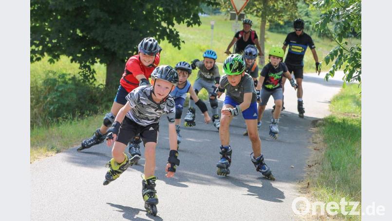 Bei blauem Himmel und strahlendem Sonnenschein starteten sieben Kinder auf ihren Inlineskates am Reuther Bahnhof zur Ferienprogramm-Ausfahrt nach Erbendorf. Bild: Andreas Heinz/exb