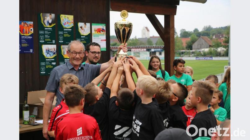 Feiern wie dire Großen: Die Freude bei den Nachwuchskickern war riesig. Bild: riw
