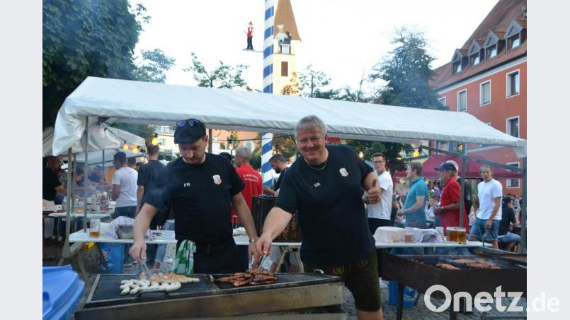 Eine Stadt blüht auf. Es ist das Fest aller Feste, das die Menschen vor das Rathaus lockt. Bild: dob