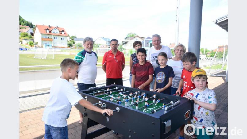 Die Geschick drehen Kinder an den Griffen des Kickers und führen ihre Mannschaft zum Sieg. Bild: bey