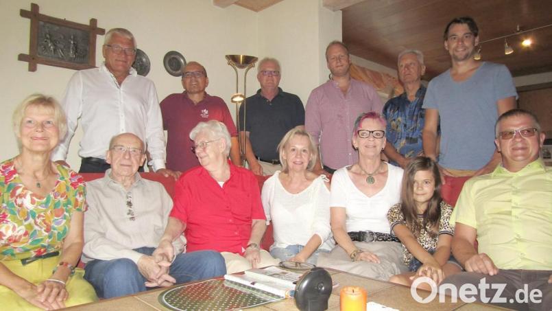 Zum Gratulieren versammelt (vorne, von links) Tochter Annette, Jubilar Richard Deinzer mit Gattin Elisabeth, Tochter Elisabeth, Tochter Martina, Urenkelin Mia, 
Schwiegersohn Stefan, (hinten, von links) Dritter Bürgermeister Norbert Gradl, Vorsitzender Roland Friedl von den Naturfreunden Auerbach, die Enkel Ludwig und Michael, Schwiegersohn Peter und Enkel Stefan. Bild: sck