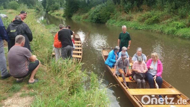 20 Wagemutige besteigen die schwankenden Boote für eine Fahrt durch &quot;Klein-Amazonien&quot;. Bild: rlö
