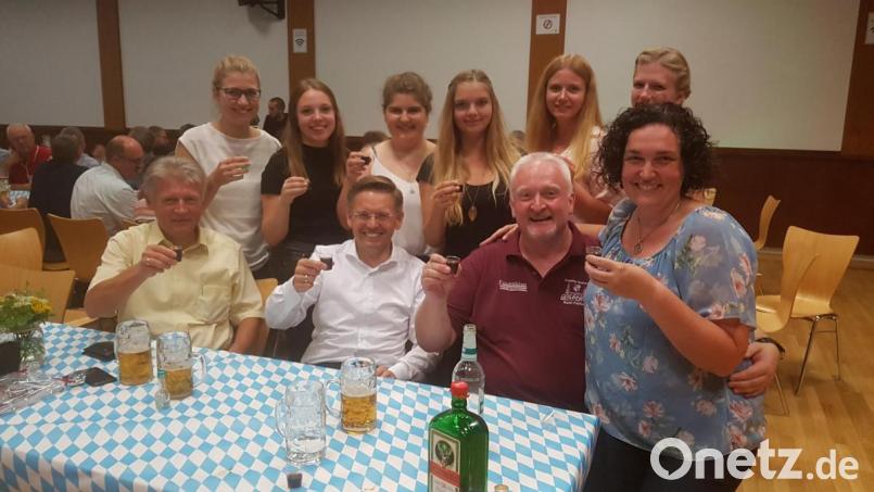 Mit einer Nachfeier dankte die Feuerwehr den vielen Helfern, die für den Erfolg des Jubiläums mit gesorgt hatten. Mit dabei waren auch (vorne von links) Ehrenschirmherr Lothar Müller, Schirmherr MdL Tobias Reiß, Festleiter Reinald Roderer und Festgewandschneiderin Tina Zeitler. Bild: exb