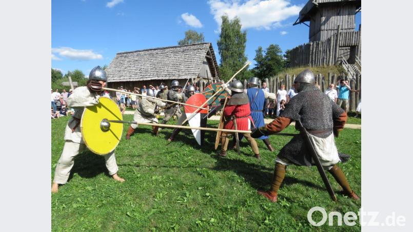 Zahlreiche Besucher verfolgten am Wochenende das „Historische Mittelaltermanöver“ im Geschichtspark. Bild: ubb
