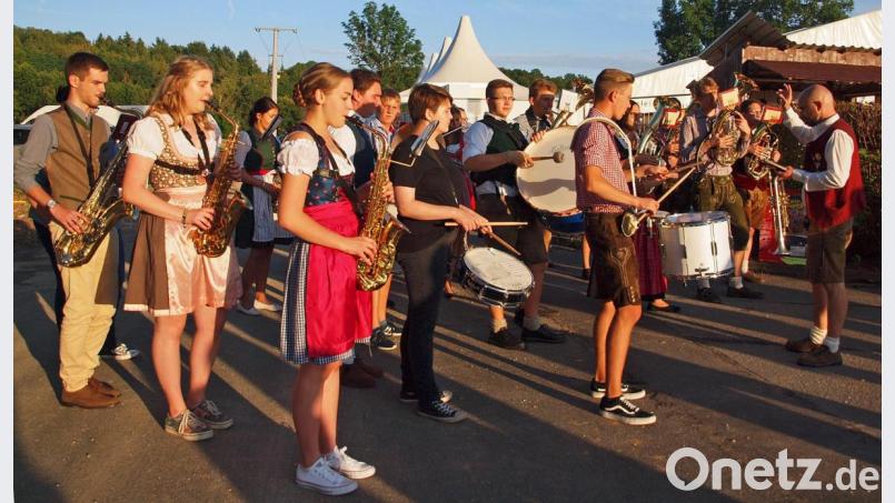 In feschen Dirndln, die Burschen in der Ledernen, spielten die Mädchen der Blaskapelle St. Georg unter Leitung von Miroslaw Zgrzendek (rechts) zum Standkonzert und Marsch zum Bierzelt auf. Bild: sön