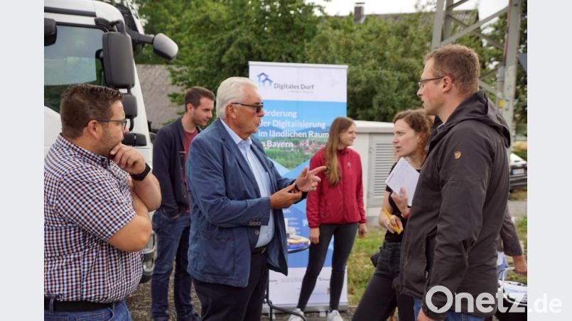 Geschäftsleiter der Gemeinde Thomas Kaufmann (von links), Christian Brunner vom Fraunhofer Institut, zweiter Bürgermeister Josef Hecht, Mirjam Opitz vom Fraunhofer Institut und Geschäftsführer der Steinwald Allianz Martin Schmid (rechts). Bild: bkr
