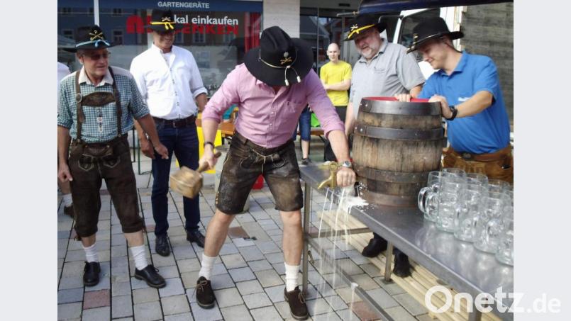 Das Anzapfen überließ Bürgermeister Hermann Falk (Zweiter von links) Lieutenant Colonel Timothy Wright (Mitte), dem Kommandeur der Stryker, hier eingerahmt von Musikzug-Vorsitzendem Maximilian Stein (rechts), NBMB-Kreisvorsitzender Werner Stein (Zweiter von rechts) und Brauerei-Chef Franz Dorfner (links). Bild: u