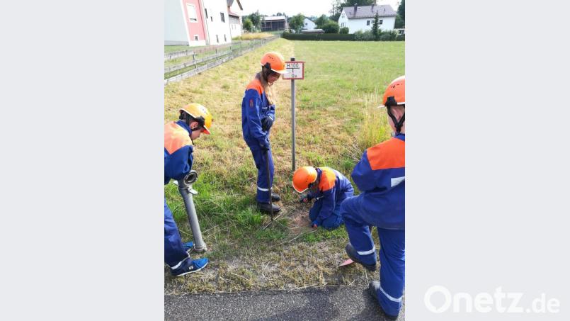 Die richtige Inbetriebnahme von Ober- und Unterflurhydranten standen auf dem Lernprogramm. Bild: dob