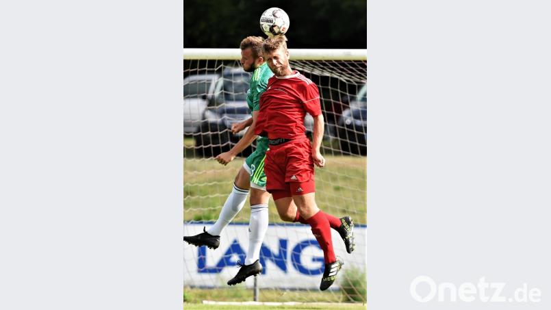 Dieses Kopfballduell zwischen Vohenstrauß&#039; Felix Frank (vorne) und Dominik Forster (FC Weiden-Ost) war hartumkämpft. Die Partie entschied die SpVgg allerdings deutlich mit 5:1 für sich. Bild: btg